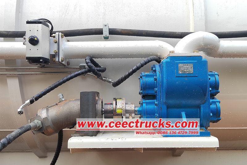 Isuzu septic suction truck