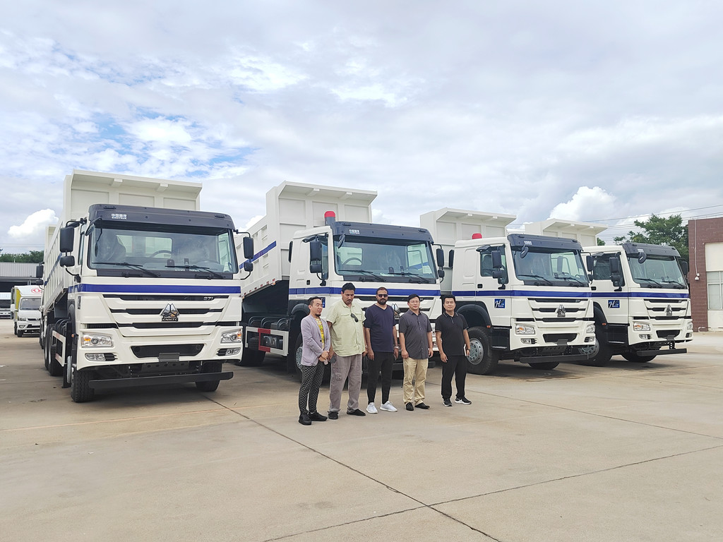 Dubai customer visiting for testing HOWO dump truck