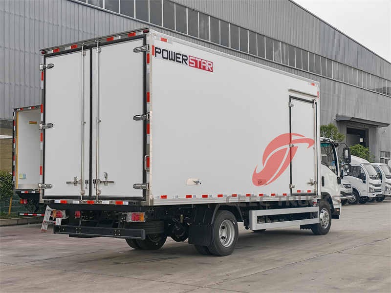 ISUZU Refrigerated Truck with Central Flip Partition