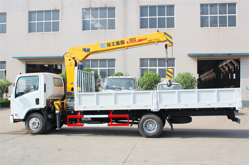 Isuzu NPR cargo truck with 3tons crane