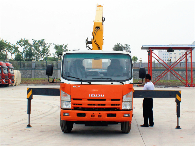 ISUZU NKR cargo truck with telescopic crane 