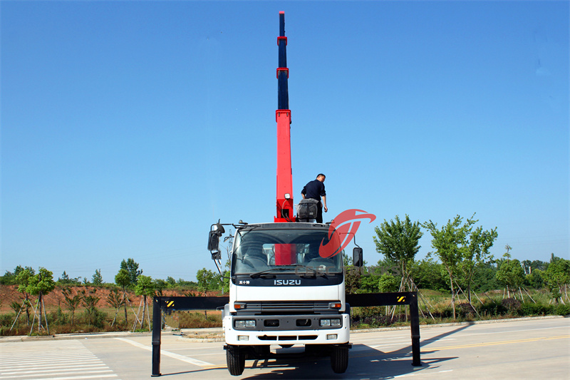 ISUZU FTR dropside cargo truck crane 
