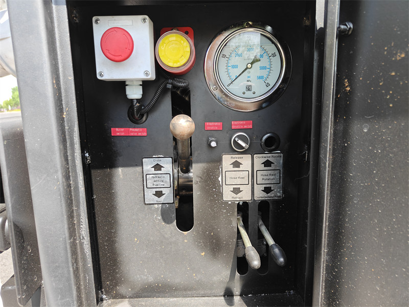 Isuzu 3500L sewer jetting truck control system