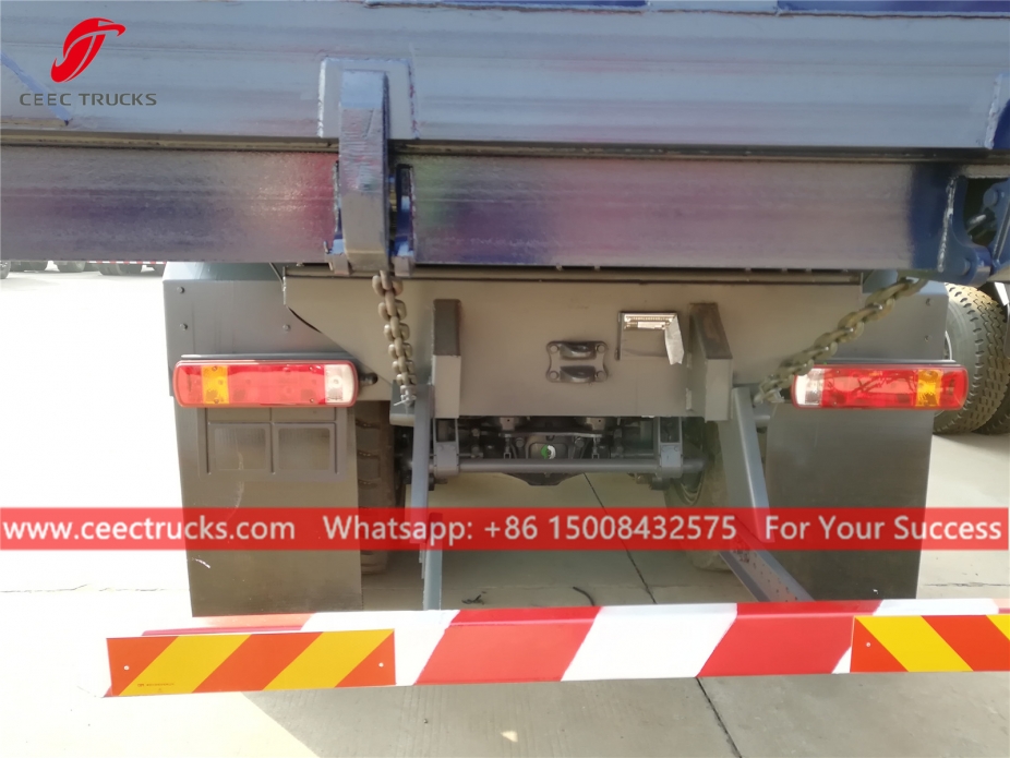 IVECO 8x4ダンプトラック