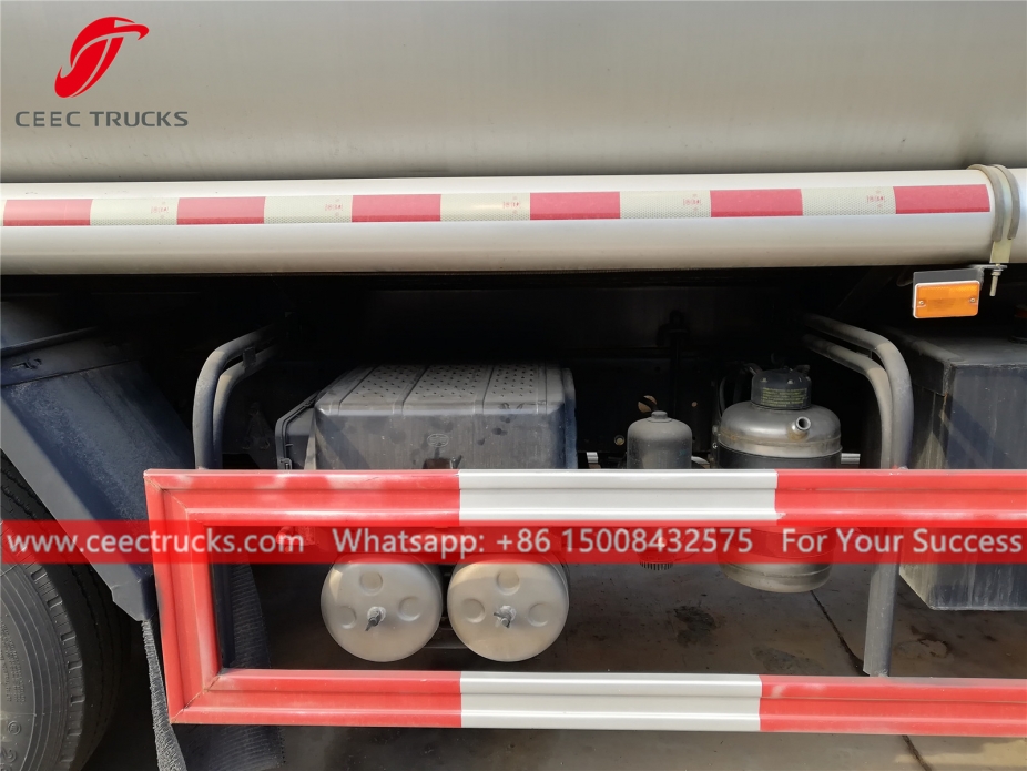 25,500L燃料タンクローリーFAW