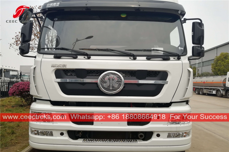 中国重汽8x4燃料輸送トラック