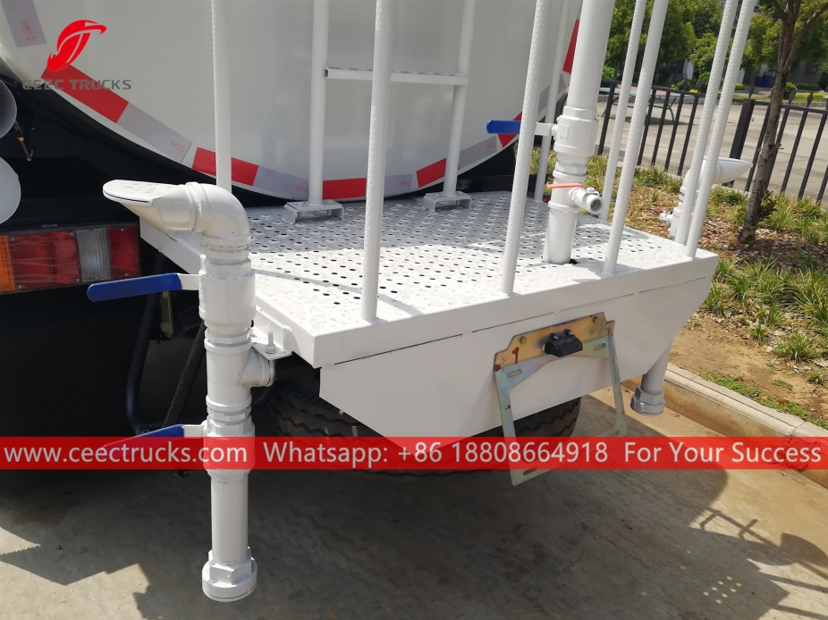 いすゞELF散水車