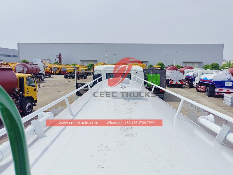 豪沃8x4 25,000リットル給水タンクローリー