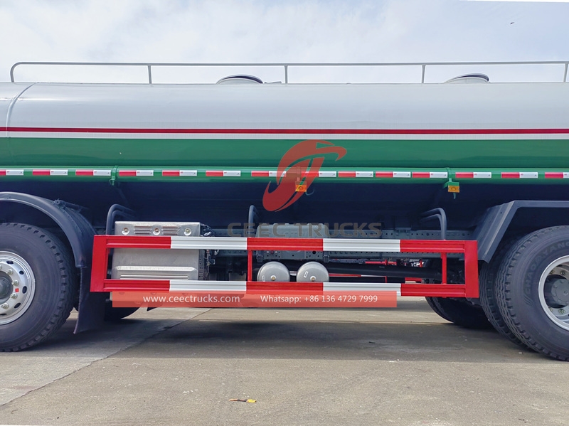 豪沃8x4 25,000リットル給水タンクローリー