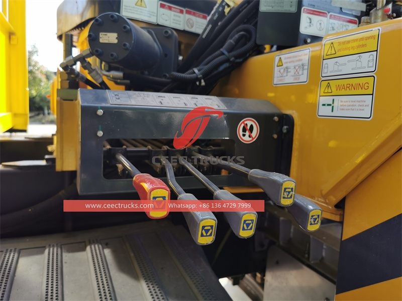 Sinotruk 6×4 400HP 車載クレーン XCMG