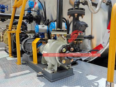 Howo light-duty 3000L asphalt spreading truck