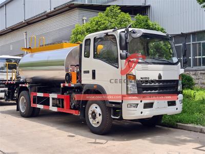 Howo light-duty 3000L asphalt spreading truck