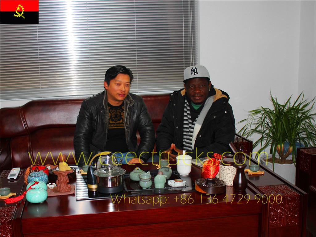 アンゴラのお客様が工場を訪問し、水槽車トラックを検査