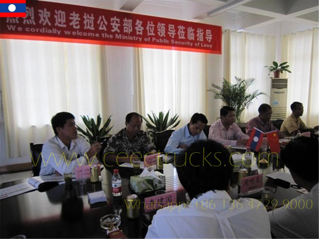 ラオスのお客様が注文したFOTON消防車4台を検査するために来社