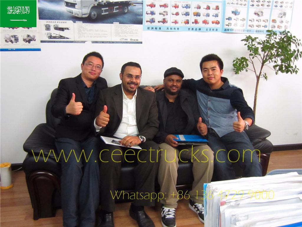 サウジアラビアのお客様が燃料タンカーセミトレーラーの工場を訪問