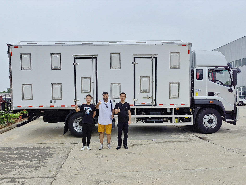 サウジアラビアのお客様がいすゞギガ冷凍トラックを購入するため訪問