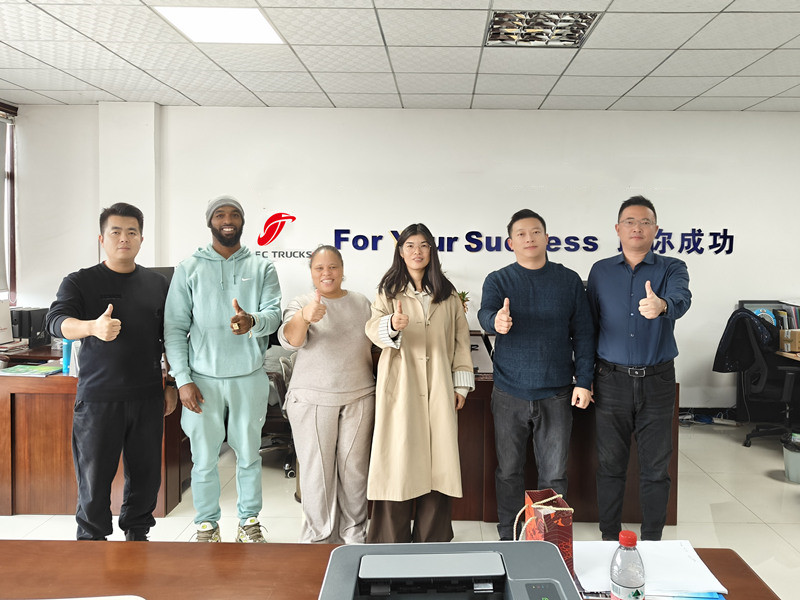 エクアドルの顧客がCEEC工場を訪問し、いすゞのゴミ収集車を視察